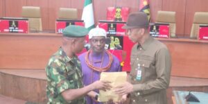 Senator-Ede-Dafinone-recieves-King-Clement-Ikolos-things-from-the-military-660x330