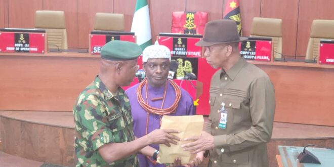 Senator-Ede-Dafinone-recieves-King-Clement-Ikolos-things-from-the-military-660x330